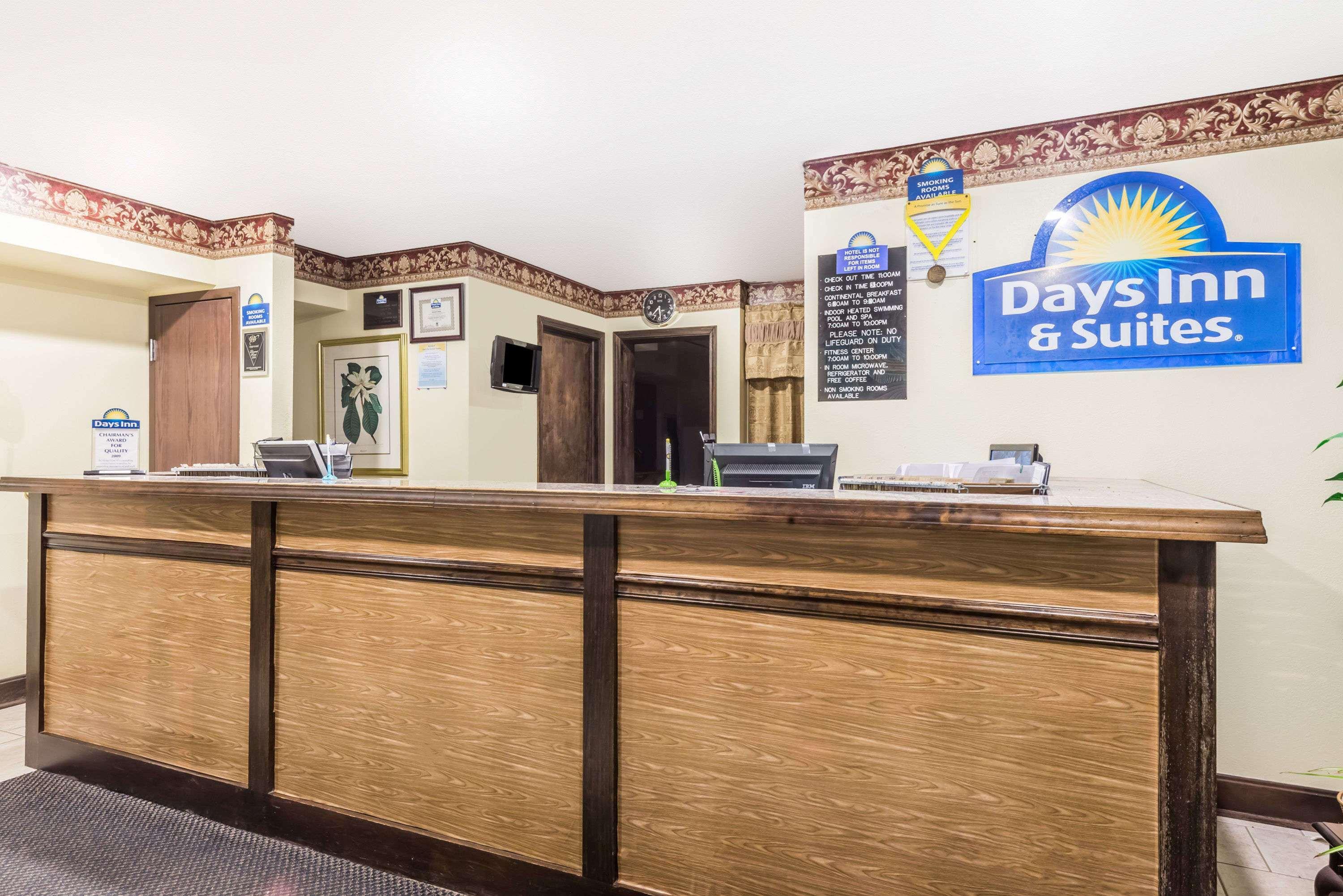 Days Inn & Suites By Wyndham Youngstown / Girard Ohio Eksteriør billede